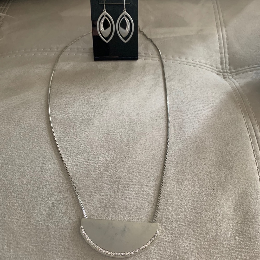 Simply Vera Vera Wang earring necklace set